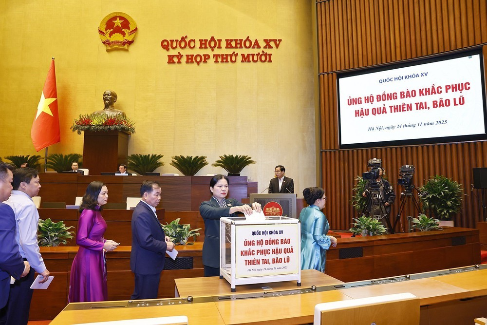 Đại biểu Quốc hội quyên góp ủng hộ đồng bào khắc phục hậu quả thiên tai, bão lũ - Ảnh 7.