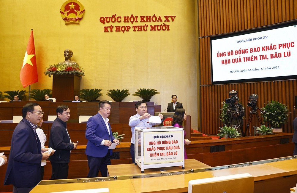 Đại biểu Quốc hội quyên góp ủng hộ đồng bào khắc phục hậu quả thiên tai, bão lũ - Ảnh 8.