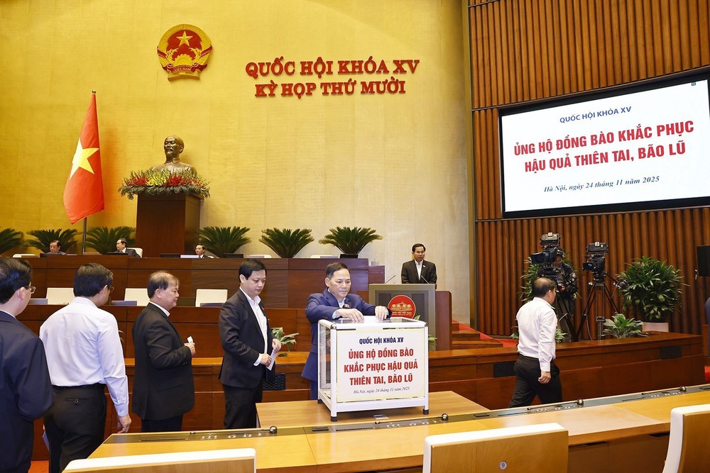 Đại biểu Quốc hội quyên góp ủng hộ đồng bào khắc phục hậu quả thiên tai, bão lũ - Ảnh 4.