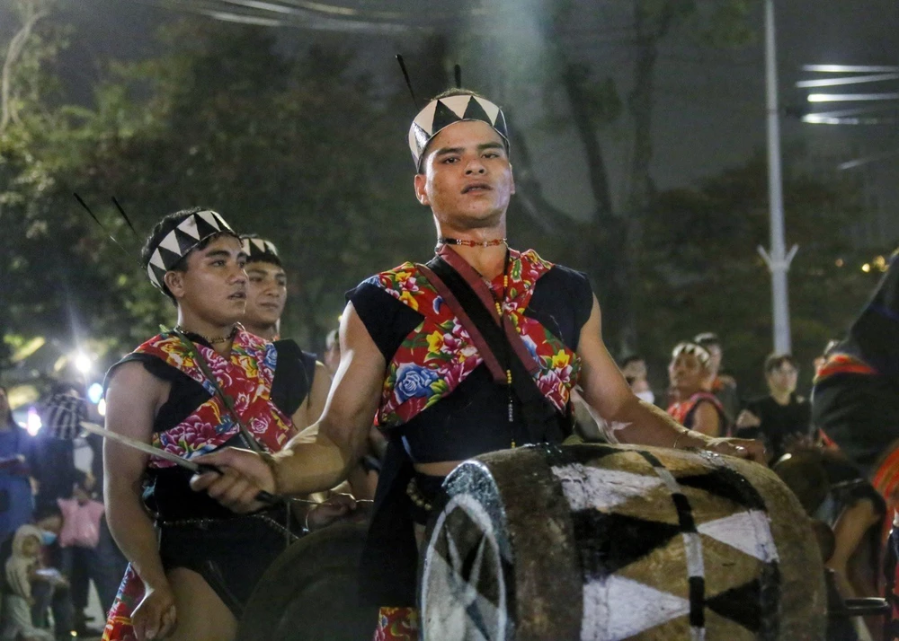 20 năm Không gian văn hóa cồng chiêng Tây Nguyên được UNESCO vinh danh là Kiệt tác truyền khẩu và Di sản văn hoá phi vật thể của nhân loại: Tiếng vọng của truyền thống, sợi dây nối quá khứ với hiện tại và tương lai - Ảnh 1.