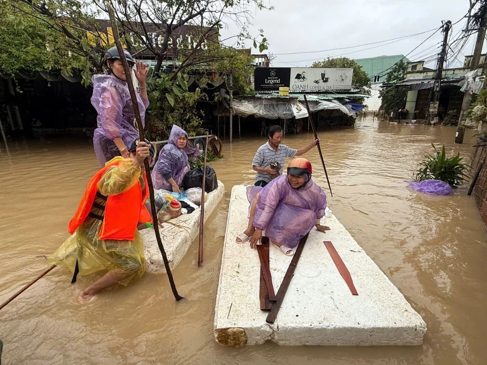 Mưa nặng hạt trong đêm, nhiều khu vực ở Quy Nhơn bị ngập trở lại - Ảnh 1.
