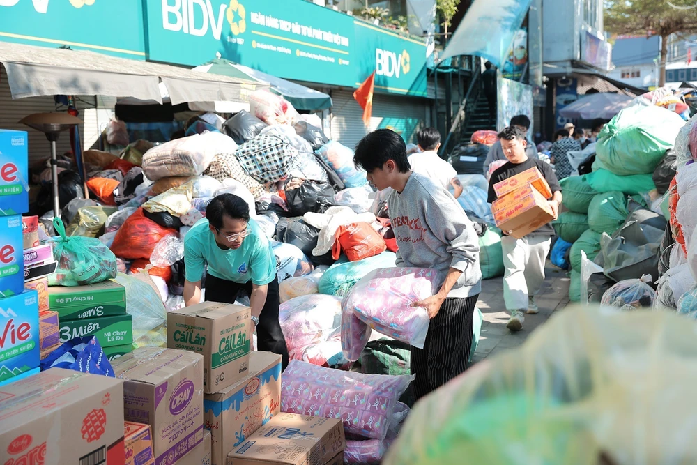 Người dân Thủ đô chung tay ủng hộ đồng bào miền Trung - Ảnh 19. Người dân Thủ đô chung tay ủng hộ đồng bào miền Trung - Ảnh 19.