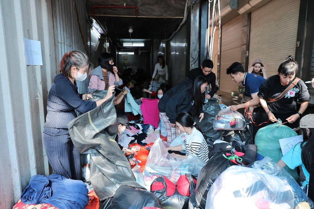 Người dân Thủ đô chung tay ủng hộ đồng bào miền Trung - Ảnh 18. Người dân Thủ đô chung tay ủng hộ đồng bào miền Trung - Ảnh 18.