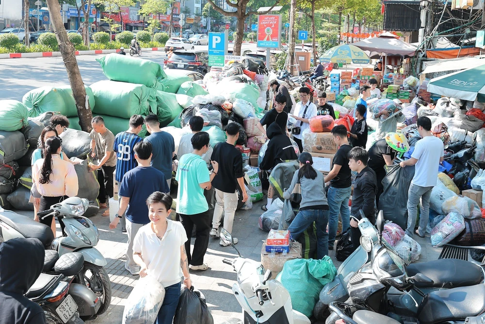 Người dân Thủ đô chung tay ủng hộ đồng bào miền Trung - Ảnh 17. Người dân Thủ đô chung tay ủng hộ đồng bào miền Trung - Ảnh 17.