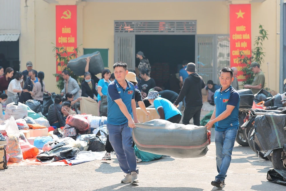 Người dân Thủ đô chung tay ủng hộ đồng bào miền Trung - Ảnh 14. Người dân Thủ đô chung tay ủng hộ đồng bào miền Trung - Ảnh 14.