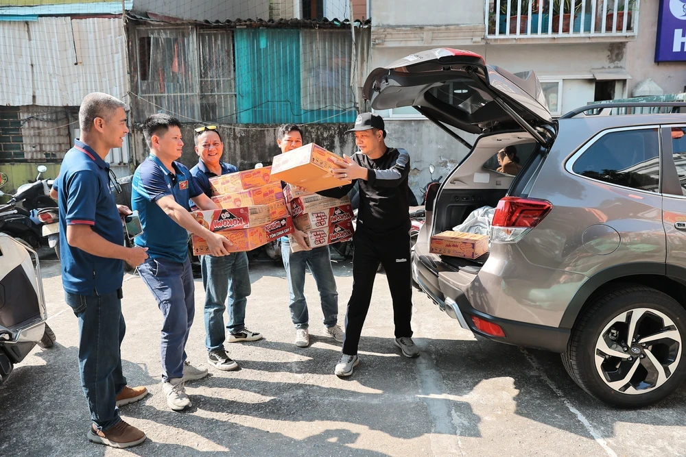 Người dân Thủ đô chung tay ủng hộ đồng bào miền Trung - Ảnh 4. Người dân Thủ đô chung tay ủng hộ đồng bào miền Trung - Ảnh 4.