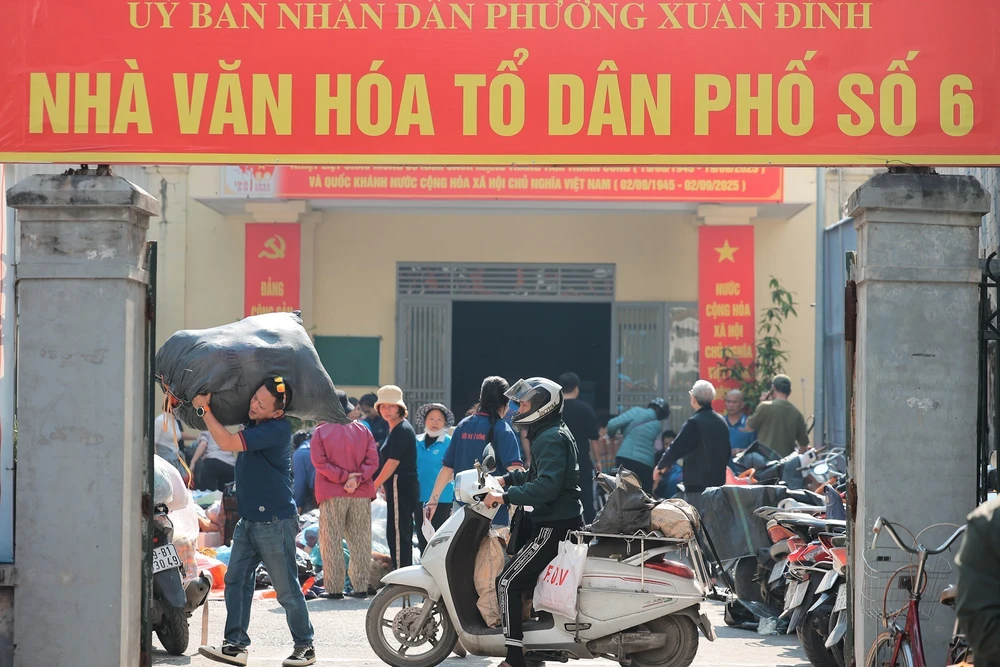 Người dân Thủ đô chung tay ủng hộ đồng bào miền Trung - Ảnh 3. Người dân Thủ đô chung tay ủng hộ đồng bào miền Trung - Ảnh 3.