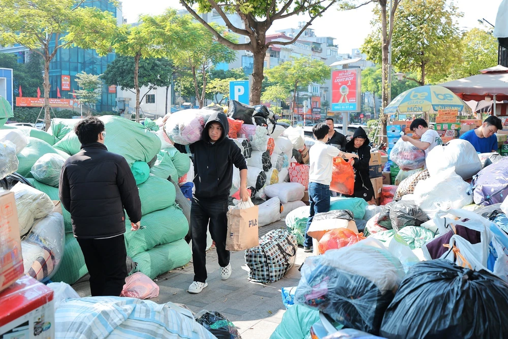 Người dân Thủ đô chung tay ủng hộ đồng bào miền Trung - Ảnh 15. Người dân Thủ đô chung tay ủng hộ đồng bào miền Trung - Ảnh 15.