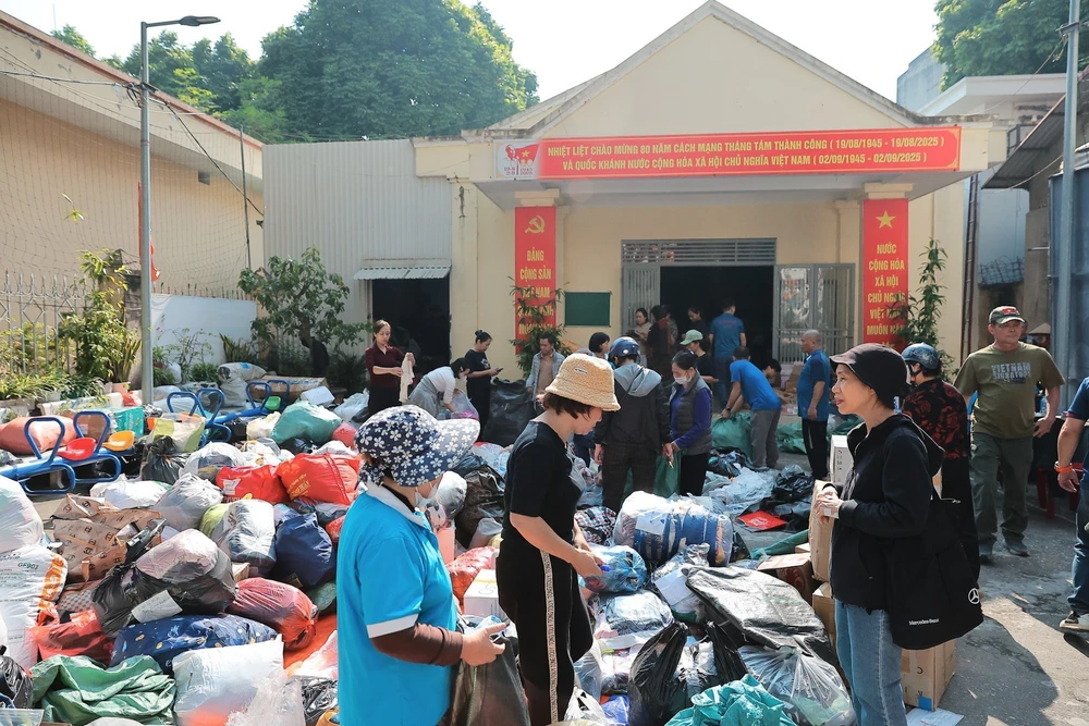 Người dân Thủ đô chung tay ủng hộ đồng bào miền Trung - Ảnh 2. Người dân Thủ đô chung tay ủng hộ đồng bào miền Trung - Ảnh 2.