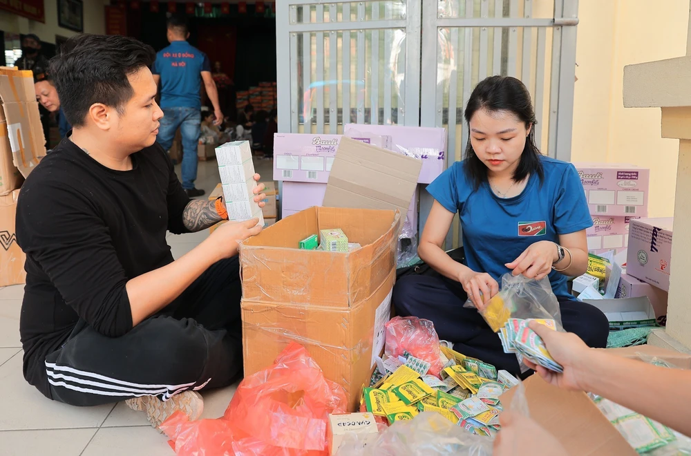 Người dân Thủ đô chung tay ủng hộ đồng bào miền Trung - Ảnh 12. Người dân Thủ đô chung tay ủng hộ đồng bào miền Trung - Ảnh 12.