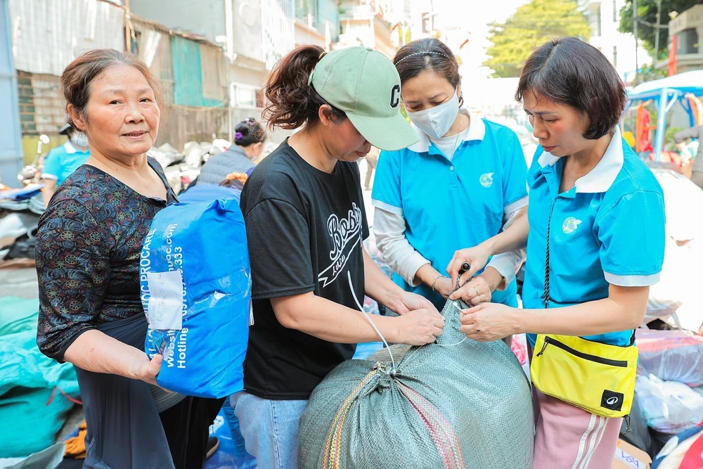 Người dân Thủ đô chung tay ủng hộ đồng bào miền Trung - Ảnh 11. Người dân Thủ đô chung tay ủng hộ đồng bào miền Trung - Ảnh 11.