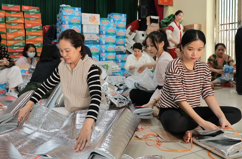 Người dân Thủ đô chung tay ủng hộ đồng bào miền Trung - Ảnh 8. Người dân Thủ đô chung tay ủng hộ đồng bào miền Trung - Ảnh 8.