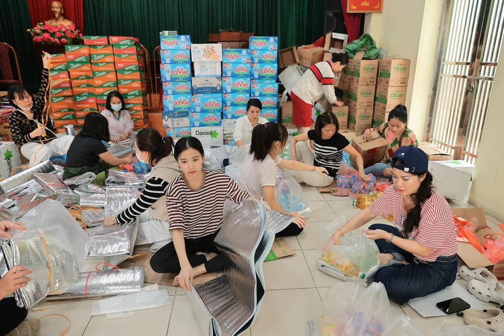 Người dân Thủ đô chung tay ủng hộ đồng bào miền Trung - Ảnh 9. Người dân Thủ đô chung tay ủng hộ đồng bào miền Trung - Ảnh 9.