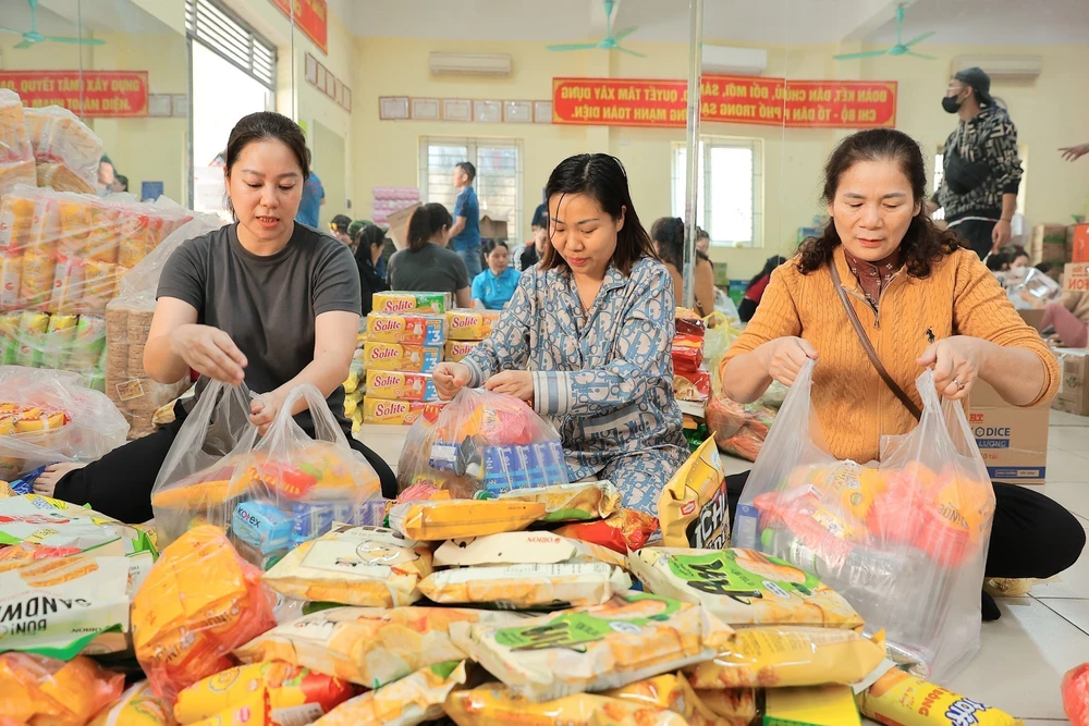 Người dân Thủ đô chung tay ủng hộ đồng bào miền Trung - Ảnh 7. Người dân Thủ đô chung tay ủng hộ đồng bào miền Trung - Ảnh 7.