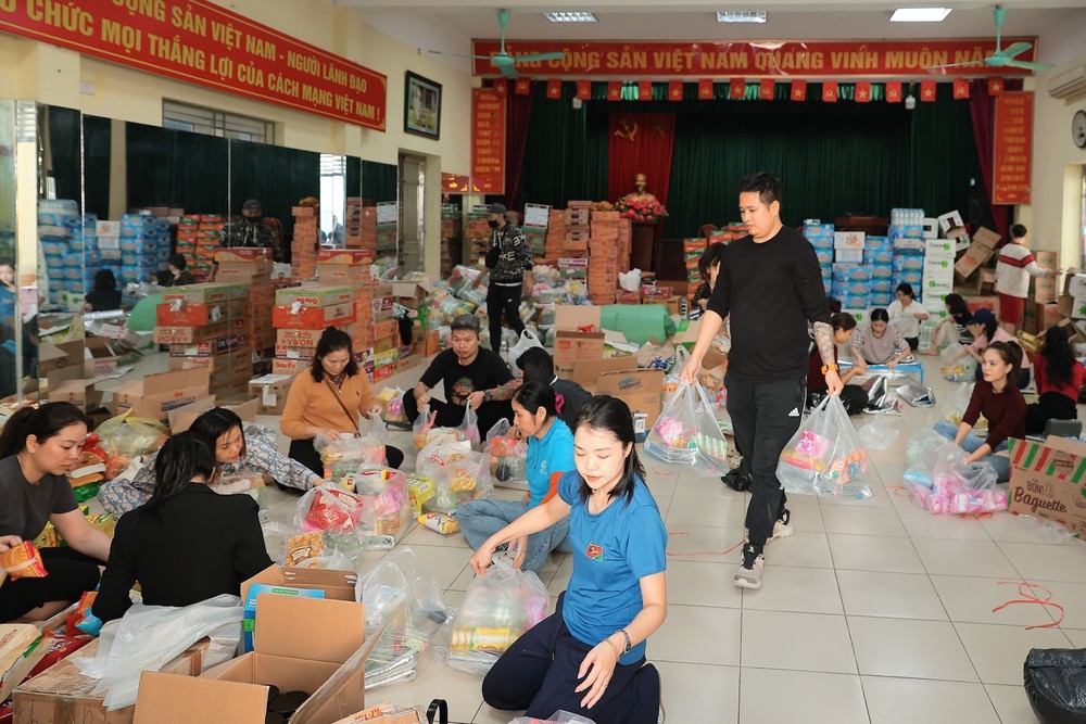 Người dân Thủ đô chung tay ủng hộ đồng bào miền Trung - Ảnh 5. Người dân Thủ đô chung tay ủng hộ đồng bào miền Trung - Ảnh 5.