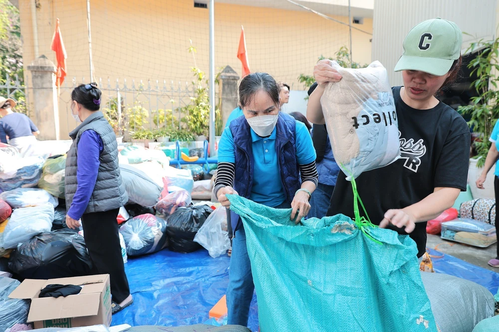 Người dân Thủ đô chung tay ủng hộ đồng bào miền Trung - Ảnh 6. Người dân Thủ đô chung tay ủng hộ đồng bào miền Trung - Ảnh 6.