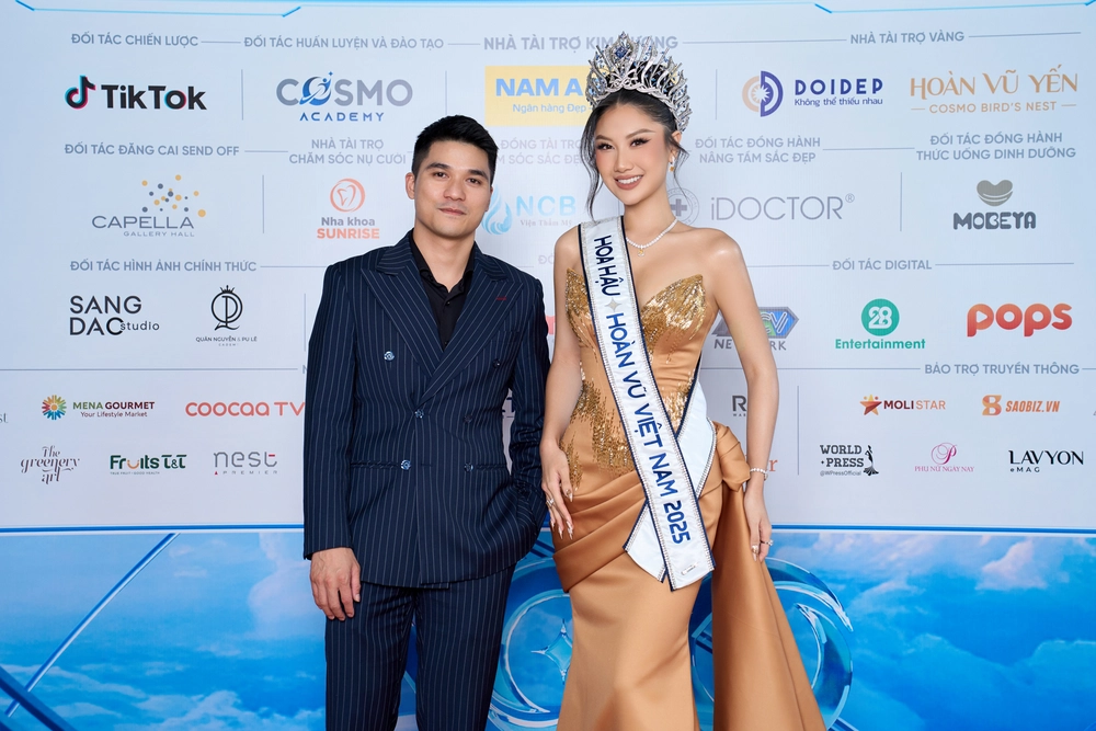 Nguyễn Hoàng Phương Linh nhận sash đại diện Việt Nam ở Miss Cosmo 2025 - Ảnh 4.