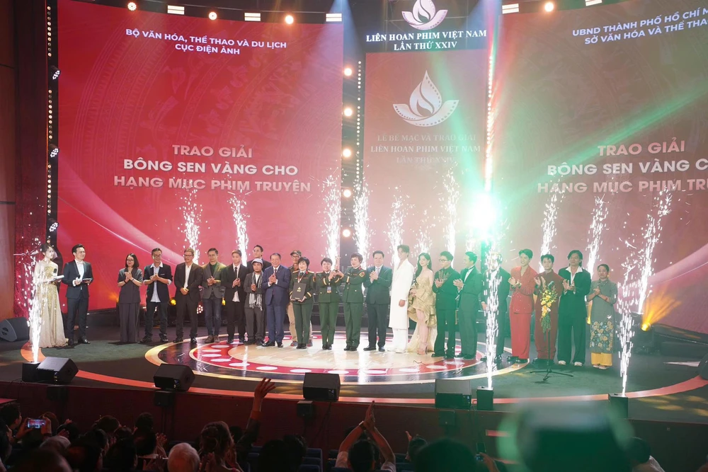 'Mưa đỏ' thắng lớn tại Liên hoan phim Việt Nam lần thứ 24 - Ảnh 1. 'Mưa đỏ' thắng lớn tại Liên hoan phim Việt Nam lần thứ 24 - Ảnh 1.