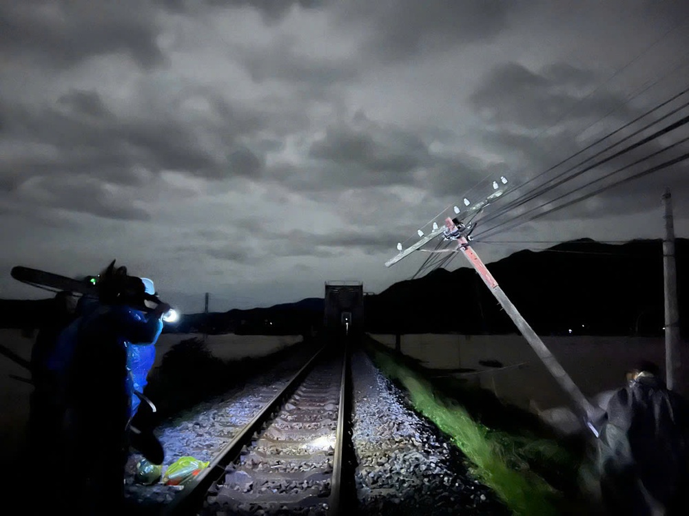 Khánh Hòa: Dự kiến khoảng 22 giờ đêm nay sẽ khôi phục đường sắt Bắc- Nam - Ảnh 1. Khánh Hòa: Dự kiến khoảng 22 giờ đêm nay sẽ khôi phục đường sắt Bắc- Nam - Ảnh 1.