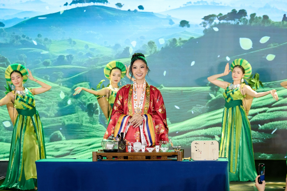 Nguyễn Hoàng Phương Linh nhận sash đại diện Việt Nam ở Miss Cosmo 2025 - Ảnh 2.