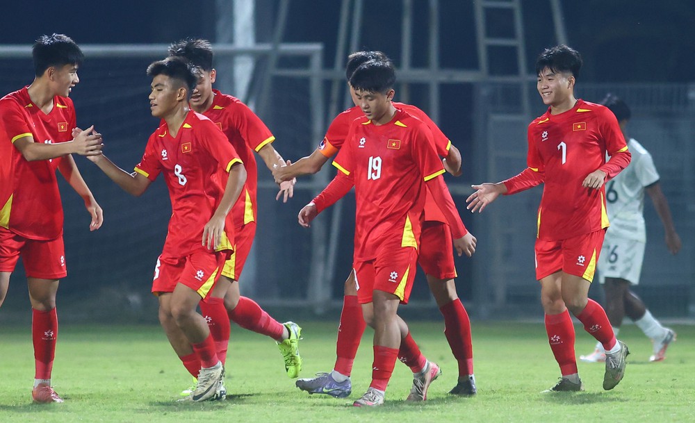 Ghi 20 bàn ở giải châu Á, tuyển trẻ Việt Nam được AFC khen ngợi - Ảnh 1.