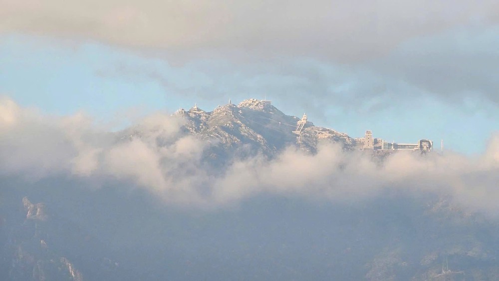 Băng giá phủ trắng đỉnh Fansipan, Lào Cai - Ảnh 3. Băng giá phủ trắng đỉnh Fansipan, Lào Cai - Ảnh 3.