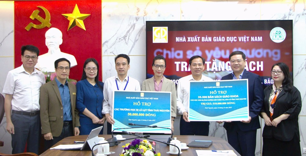 Bộ GD&ĐT sẽ cấp phát miễn phí toàn bộ sách giáo khoa cho học sinh vùng lũ - Ảnh 3.