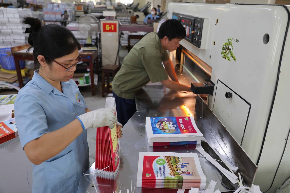 Bộ GD&ĐT sẽ cấp phát miễn phí toàn bộ sách giáo khoa cho học sinh vùng lũ - Ảnh 4.