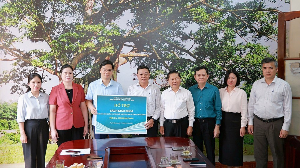 Bộ GD&ĐT sẽ cấp phát miễn phí toàn bộ sách giáo khoa cho học sinh vùng lũ - Ảnh 1.