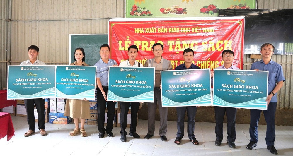 Bộ GD&ĐT sẽ cấp phát miễn phí toàn bộ sách giáo khoa cho học sinh vùng lũ - Ảnh 2.