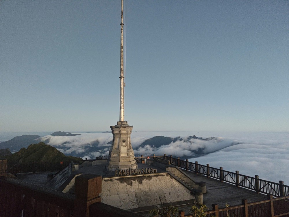 Băng giá phủ trắng đỉnh Fansipan (Lào Cai) - Ảnh 1. Băng giá phủ trắng đỉnh Fansipan (Lào Cai) - Ảnh 1.