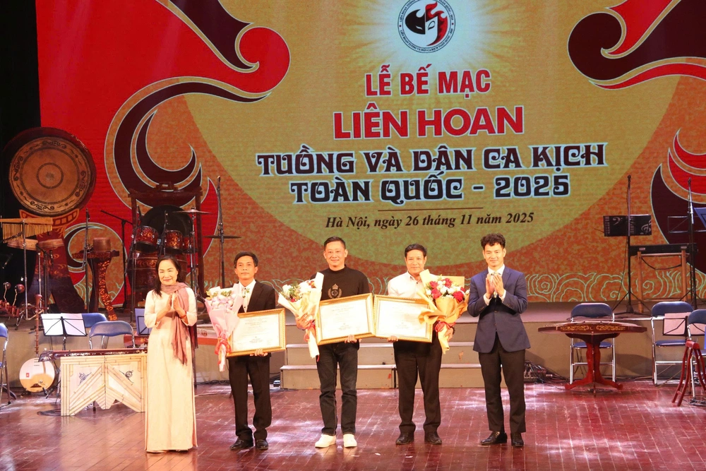 Bế mạc Liên hoan Tuồng và Dân ca Kịch toàn quốc: Trao 57 huy chương và 4 giải cá nhân xuất sắc - Ảnh 5. Bế mạc Liên hoan Tuồng và Dân ca Kịch toàn quốc: Trao 57 huy chương và 4 giải cá nhân xuất sắc - Ảnh 5.