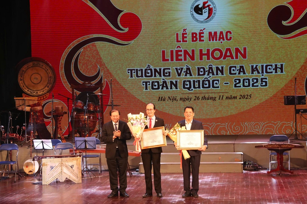 Bế mạc Liên hoan Tuồng và Dân ca Kịch toàn quốc: Trao 57 huy chương và 4 giải cá nhân xuất sắc - Ảnh 4. Bế mạc Liên hoan Tuồng và Dân ca Kịch toàn quốc: Trao 57 huy chương và 4 giải cá nhân xuất sắc - Ảnh 4.