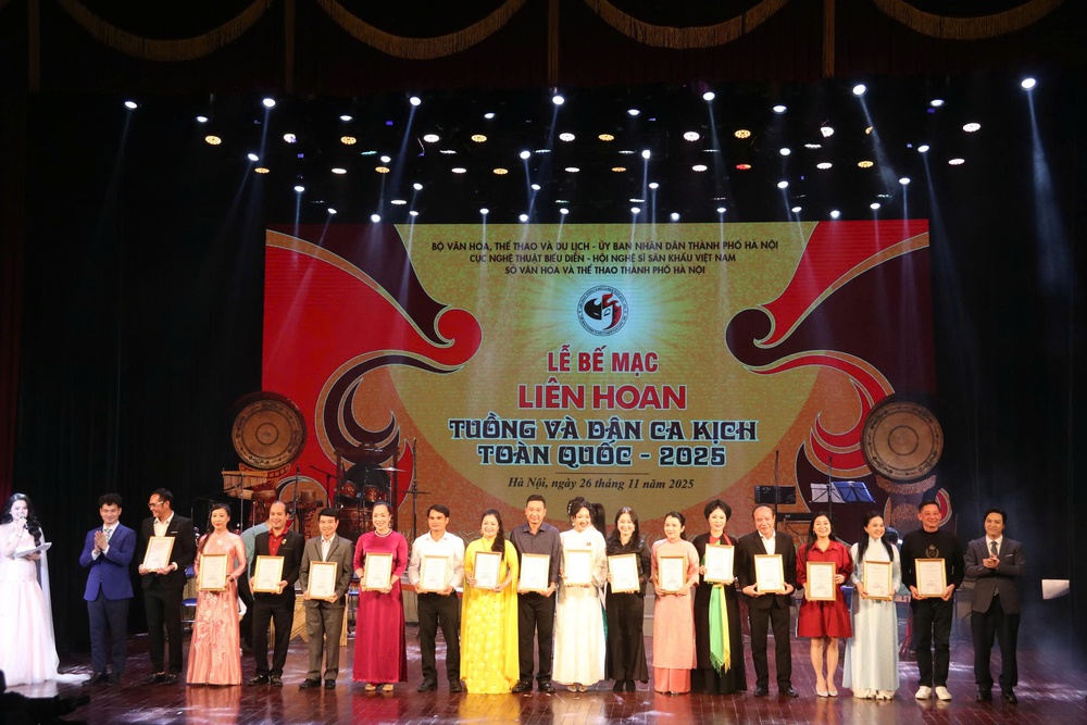 Bế mạc Liên hoan Tuồng và Dân ca Kịch toàn quốc: Trao 57 huy chương và 4 giải cá nhân xuất sắc - Ảnh 6. Bế mạc Liên hoan Tuồng và Dân ca Kịch toàn quốc: Trao 57 huy chương và 4 giải cá nhân xuất sắc - Ảnh 6.