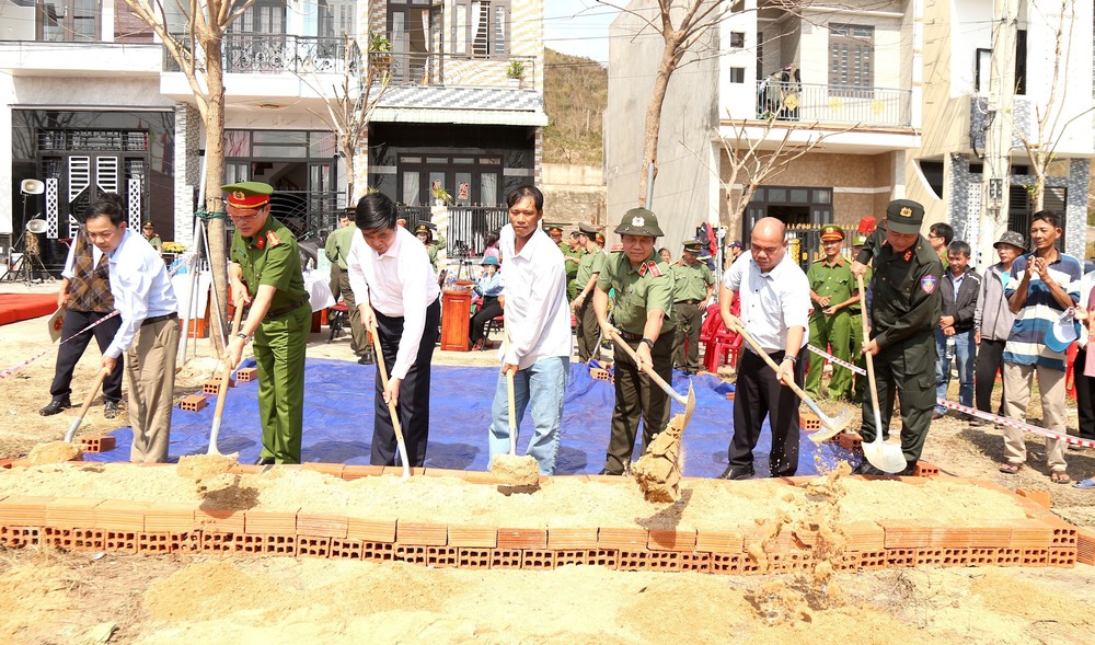Bộ Công an khởi công xây dựng nhà tặng các hộ dân bị thiệt hại do bão số 13 - Ảnh 5.