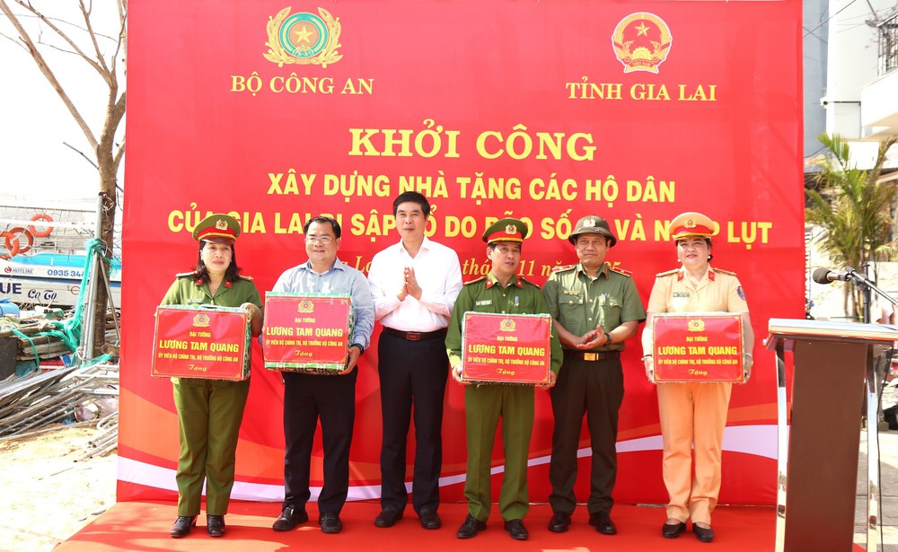 Bộ Công an khởi công xây dựng nhà tặng các hộ dân bị thiệt hại do bão số 13 - Ảnh 4.