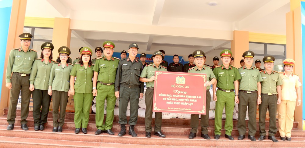 Bộ Công an khởi công xây dựng nhà tặng các hộ dân bị thiệt hại do bão số 13 - Ảnh 6.