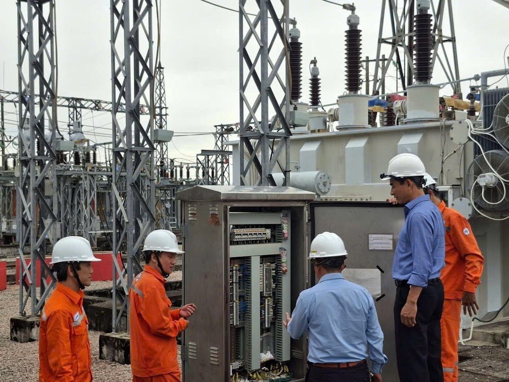 Kích hoạt khẩn cấp phương án bảo vệ hệ thống điện Quốc gia trước bão số 15 - Ảnh 1. Kích hoạt khẩn cấp phương án bảo vệ hệ thống điện Quốc gia trước bão số 15 - Ảnh 1.