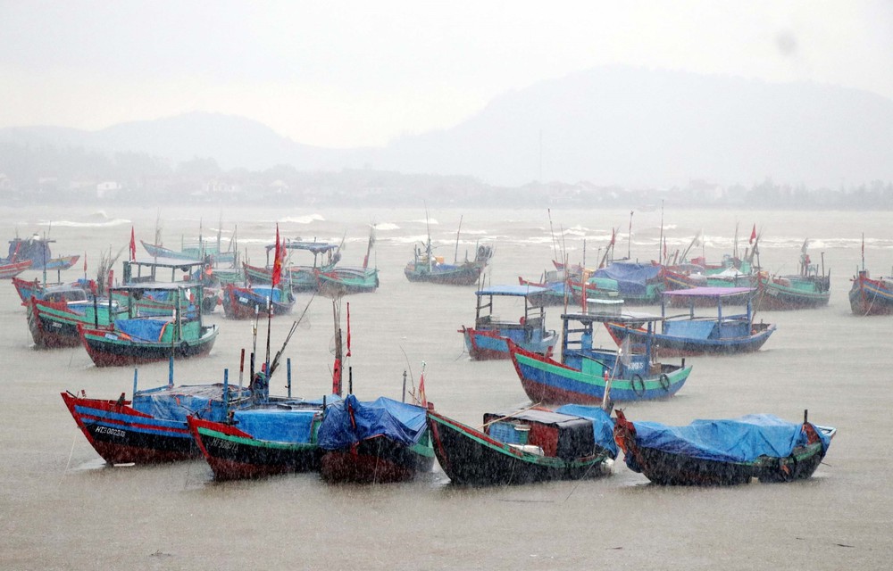 Bộ Tổng Tham mưu yêu cầu các đơn vị chủ động ứng phó với bão số 15 - Ảnh 2.