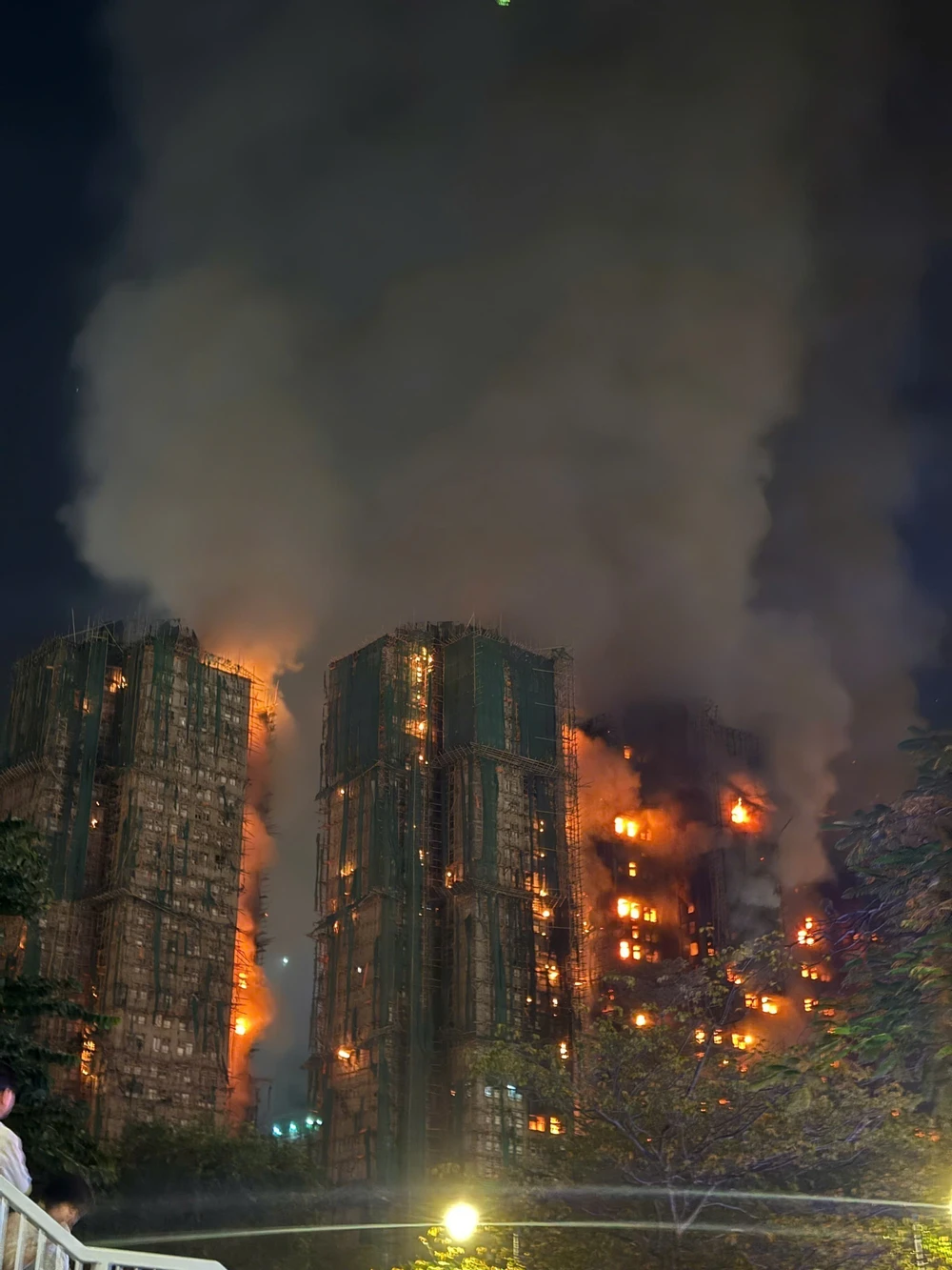 Hong Kong (Trung Quốc) nâng cảnh báo vụ cháy chung cư lên mức cao nhất - Ảnh 4.