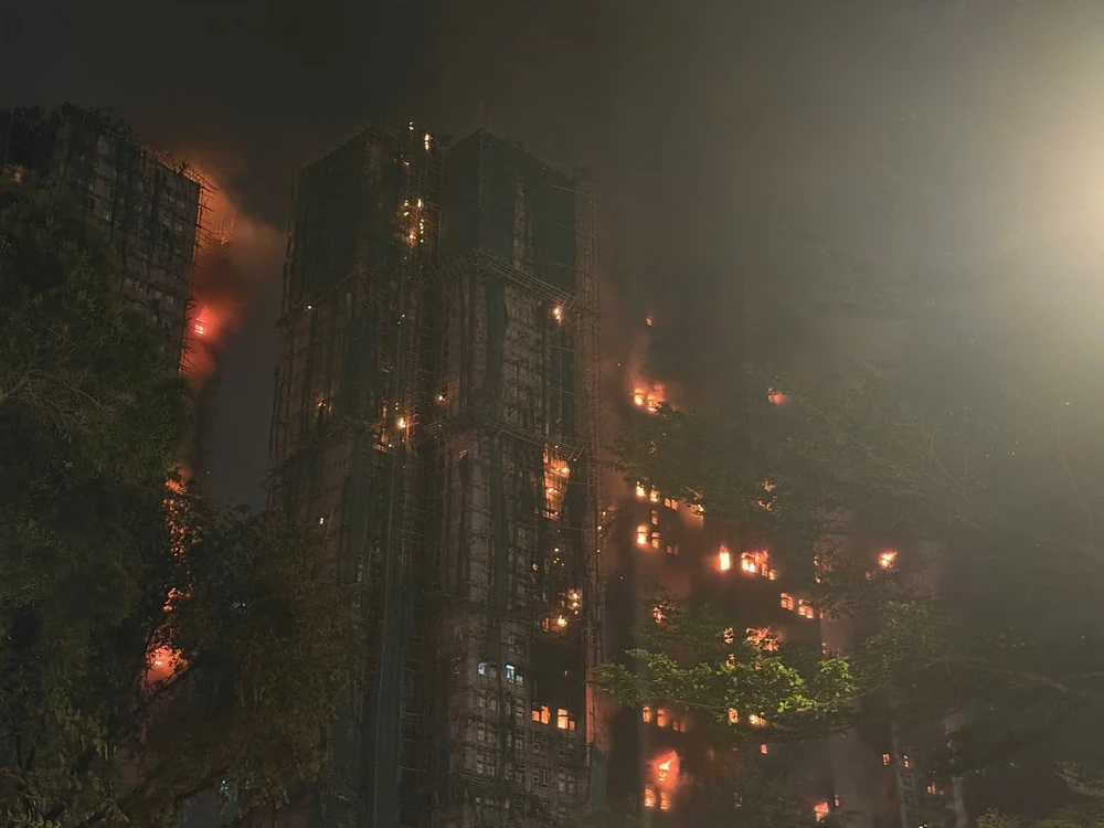 Hong Kong (Trung Quốc) nâng cảnh báo vụ cháy chung cư lên mức cao nhất - Ảnh 2.