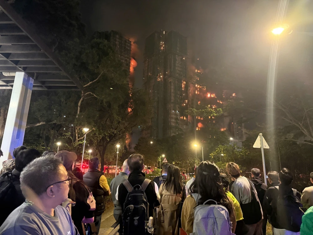 Hong Kong (Trung Quốc) nâng cảnh báo vụ cháy chung cư lên mức cao nhất - Ảnh 1.
