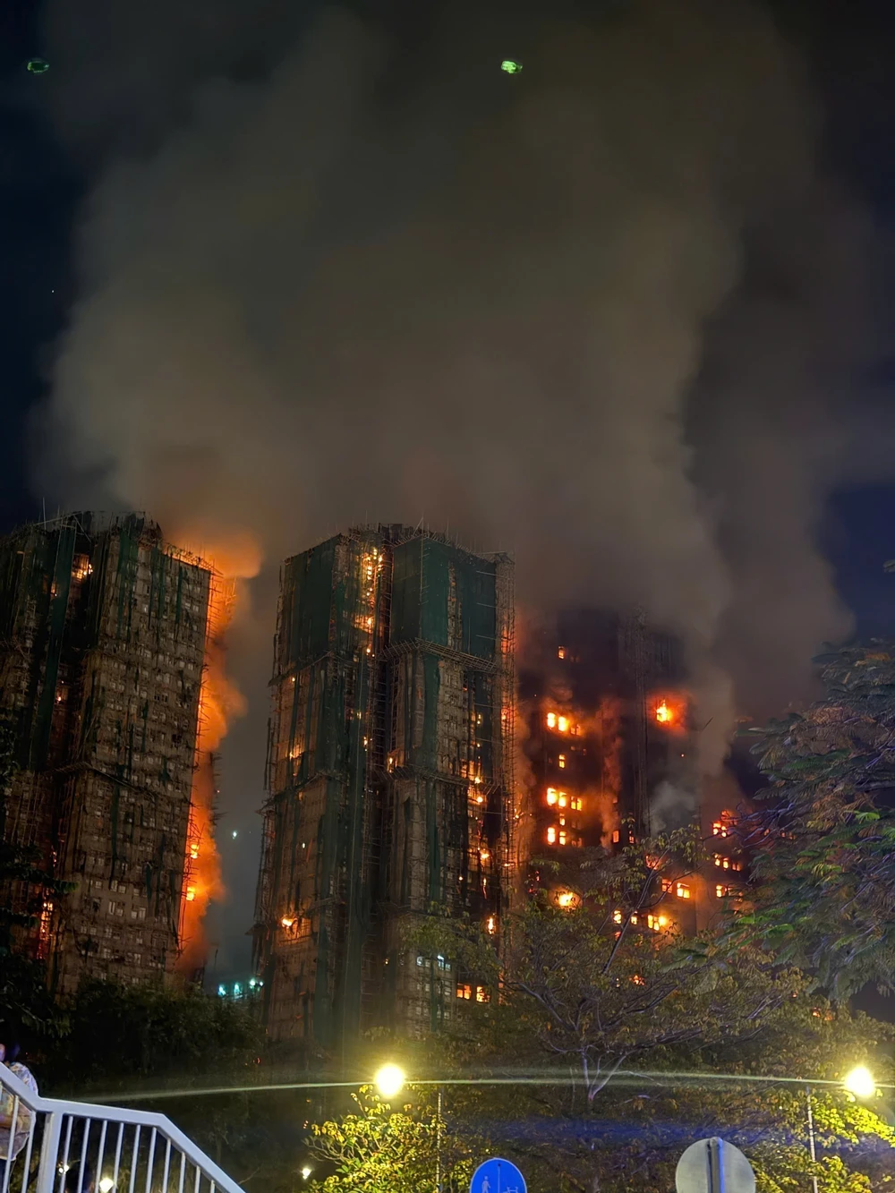 Hong Kong (Trung Quốc) nâng cảnh báo vụ cháy chung cư lên mức cao nhất - Ảnh 3.