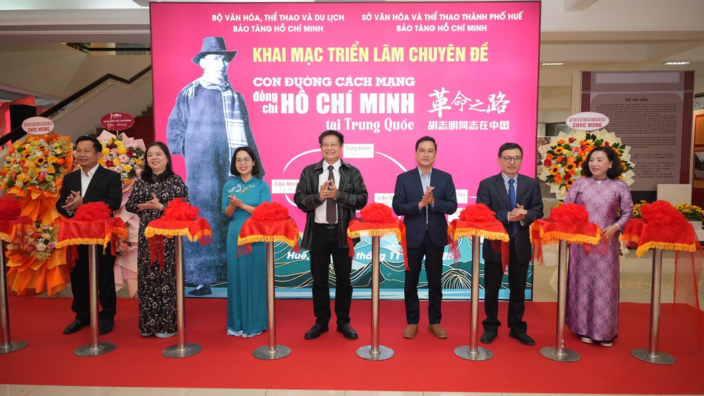 Trưng bày 370 tư liệu, hiện vật về hành trình của Bác Hồ tại Trung Quốc - Ảnh 1. Trưng bày 370 tư liệu, hiện vật về hành trình của Bác Hồ tại Trung Quốc - Ảnh 1.