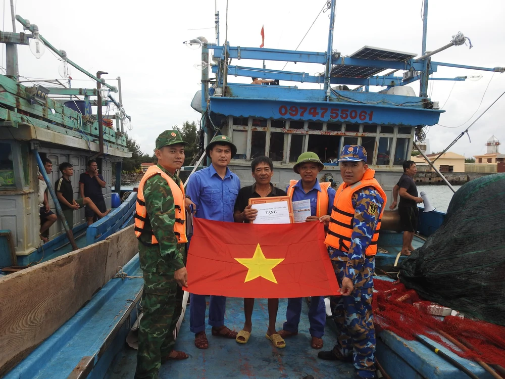 Đặc khu Trường Sa chủ động ứng phó với bão số 15 - Ảnh 1.