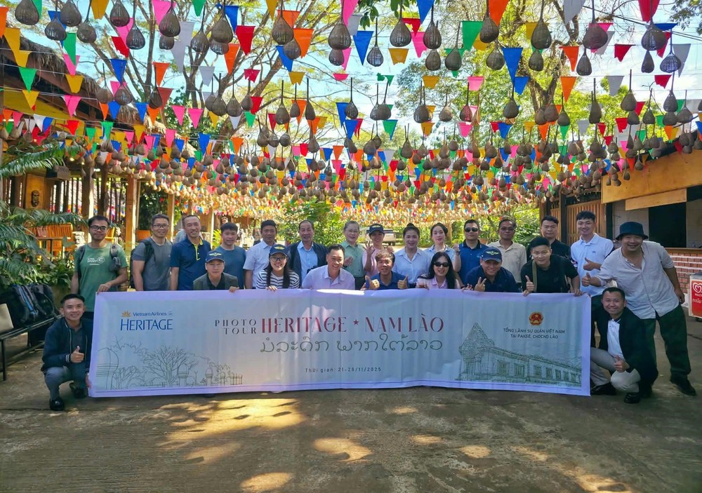 &quot;Photo tour&quot; - hành trình vun đắp hợp tác văn hóa Việt Nam - Lào - Ảnh 1.