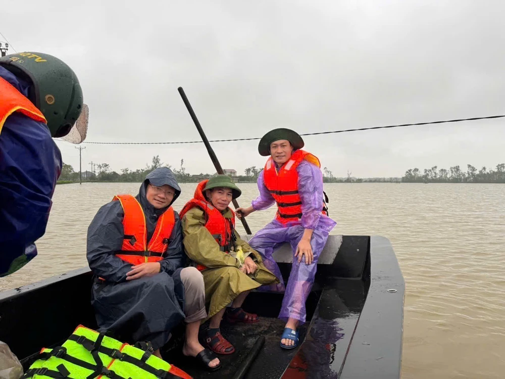 Phóng viên TTXVN có mặt tại tâm lũ, kịp thời chuyển tải thông tin hiện trường - Ảnh 2. Phóng viên TTXVN có mặt tại tâm lũ, kịp thời chuyển tải thông tin hiện trường - Ảnh 2.