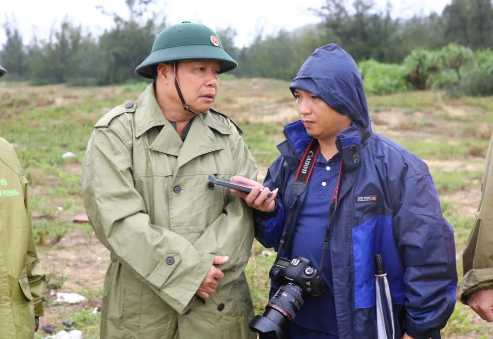 Phóng viên TTXVN có mặt tại tâm lũ, kịp thời chuyển tải thông tin hiện trường - Ảnh 3. Phóng viên TTXVN có mặt tại tâm lũ, kịp thời chuyển tải thông tin hiện trường - Ảnh 3.