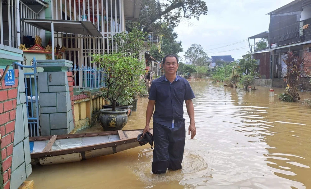 Phóng viên TTXVN có mặt tại tâm lũ, kịp thời chuyển tải thông tin hiện trường - Ảnh 4. Phóng viên TTXVN có mặt tại tâm lũ, kịp thời chuyển tải thông tin hiện trường - Ảnh 4.