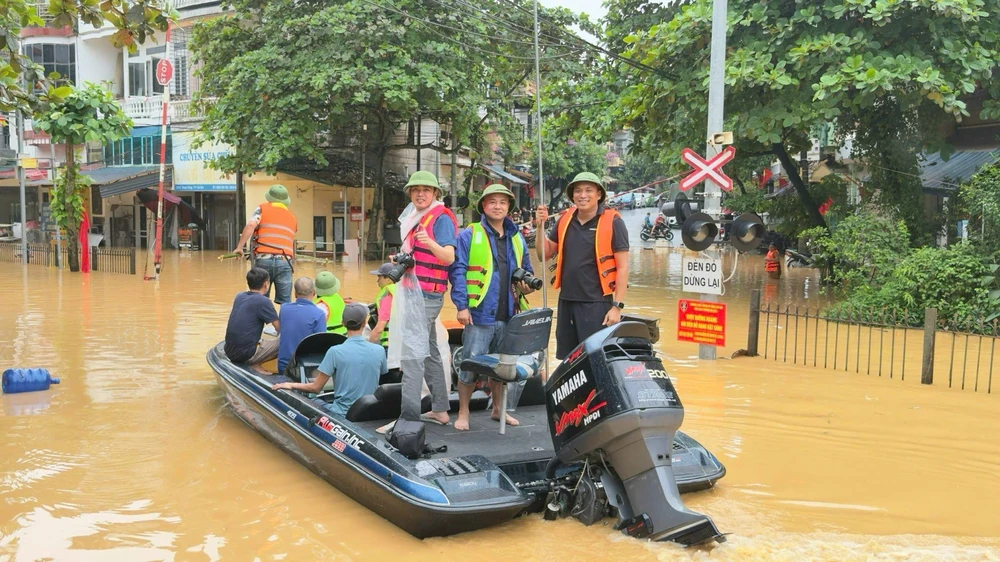 Phóng viên TTXVN có mặt tại tâm lũ, kịp thời chuyển tải thông tin hiện trường - Ảnh 5. Phóng viên TTXVN có mặt tại tâm lũ, kịp thời chuyển tải thông tin hiện trường - Ảnh 5.